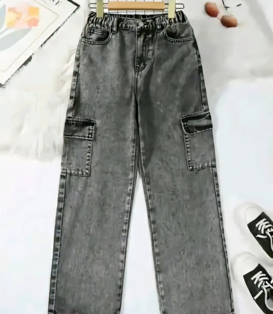Street style meets comfort! These washed black cargo jeans feature a trendy wide-leg fit with utility pockets for the perfect bold and modern look.